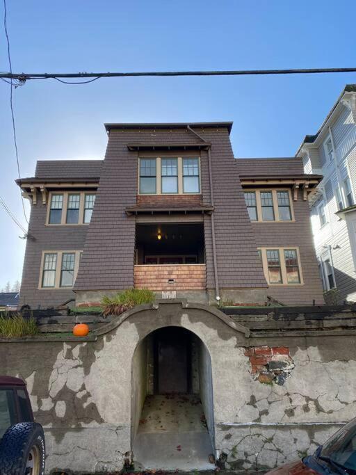 Historic Downtown Riverview Flat, No. 2 Астория Екстериор снимка
